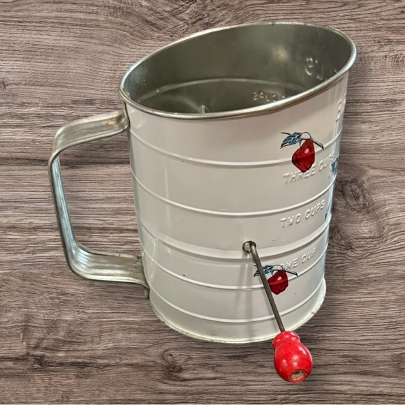 Vintage Bromwell's Flour Sifter with Red Apple Design - Picture 2 of 7